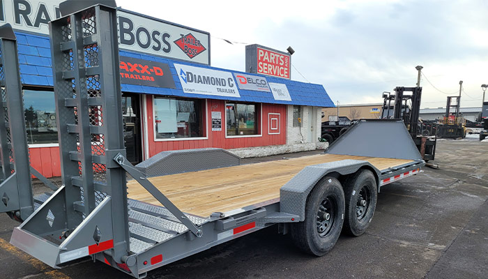 A Diamond C trailer in front of Trailer Boss Pasco Store