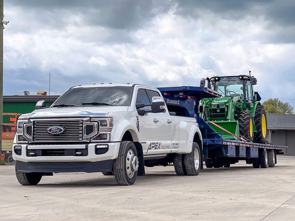 FORD TRUCK HAULING DIAMOND C GOOSENECK FMAX TRAILER